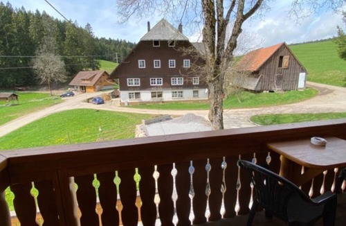 Schollach Apartment | Apartment 'Hofblick' with Shared Garden and Balcony, Farm Holiday