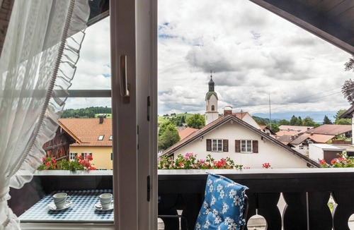 Bad Kohlgrub Apartment | Apartment in Gästehaus Lengdobler with Mountain View, Wi-Fi & Balcony