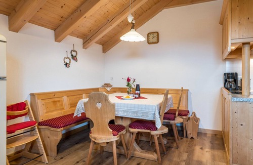 Sorafurcia Apartment | Apartment 'Kranebitterhof Alpenrose' with Mountain View, Shared Garden and Wi-Fi