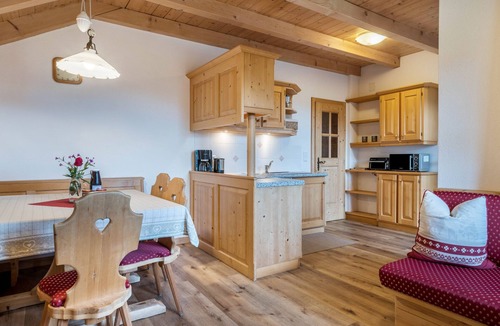Sorafurcia Apartment | Apartment 'Kranebitterhof Alpenrose' with Mountain View, Shared Garden and Wi-Fi