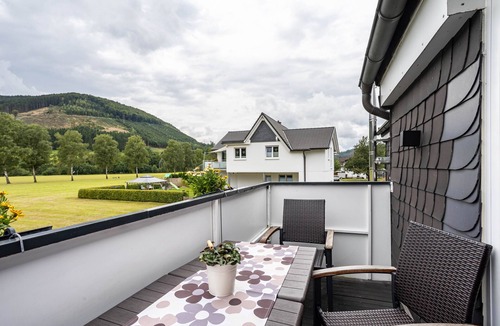 Kickenbach Apartment | Apartment 'Kurparkblicksauerland' with Mountain View, Wi-Fi and Air Conditioning
