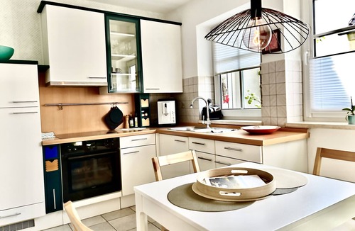 Bastheim Apartment | Apartment 'Lichte Wohnung Zum Wohlfühlen' with Balcony and Wi-Fi