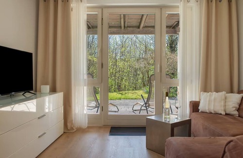 Uhldingen-Muehlhofen Apartment | Apartment 'Mojo’s Lake Constance Dream' with Private Terrace, Garden and Wi-Fi