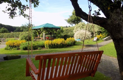Finnentrop Apartment | Apartment 'Magnolie' with Private Terrace, Shared Garden and Wi-Fi