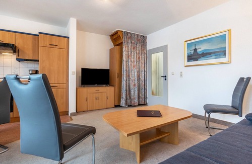 Binz Apartment | Apartment 'Mais. Ringstr. 20, 3. OG Links WE67' with Balcony and Wi-Fi