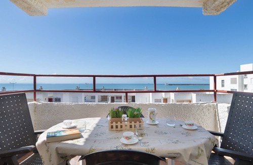 Barbate Apartment | Apartment 'Miramar' with Sea View, Wi-Fi and Air Conditioning