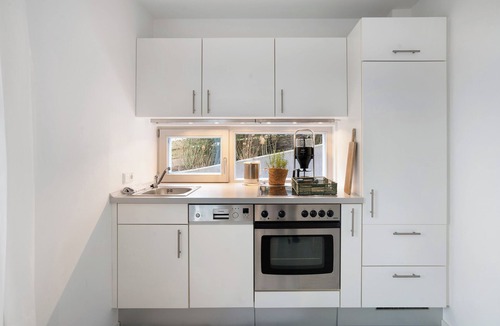Windach Apartment | Apartment 'Modernes Ammersee' with Private Terrace, Private Garden and Wi-Fi