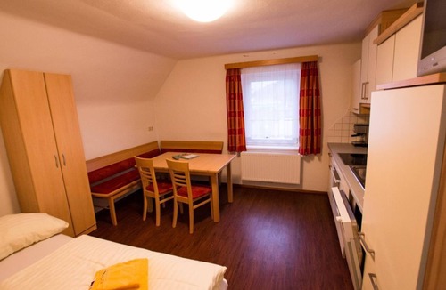Murau Bed & Breakfast | Apartment no. 25, separate toilet and shower - Gästehaus Leypold