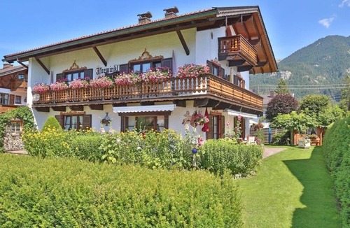 Kruen Apartment | Apartment 'Nr 1 Wetterstein' with Mountain View, Balcony and Wi-Fi