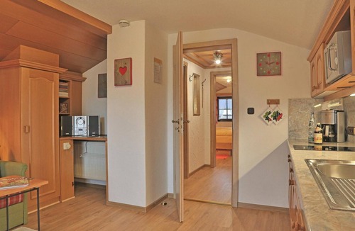 Kruen Apartment | Apartment 'Nr. 2 Karwendel' with Mountain View, Balcony and Wi-Fi