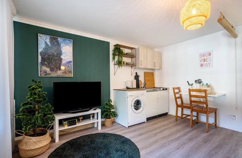 Strehlen Apartment | Apartment 'Oasis of Calm for Long Stays' with Wi-Fi