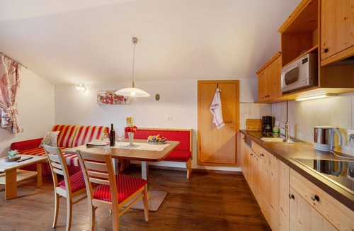 Tirolo Apartment | Apartment 'Oberötzbauer Edelweiss' with Mountain View, Shared Garden and Wi-Fi