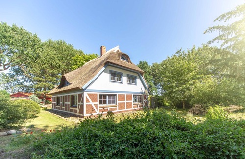 Ummanz Cottage | Apartment OG - Apartments in thatched house