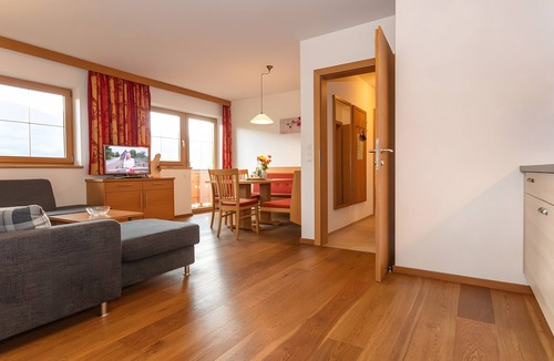 Mittersill Apartment | Apartment "Panorama" with Mountain Views, Shared Garden, and Wi-Fi