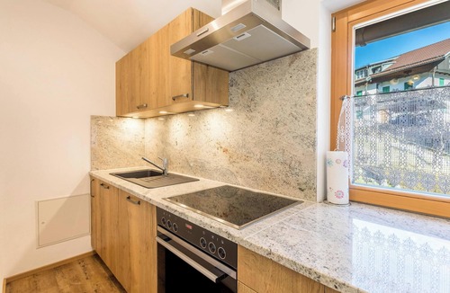 Mittenwald Apartment | Apartment 'Rosenquarz' Near the Ski Lift with Mountain View, Wi-Fi & Balcony