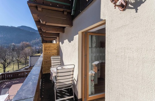 Mittenwald Apartment | Apartment 'Rosenquarz' Near the Ski Lift with Mountain View, Wi-Fi & Balcony