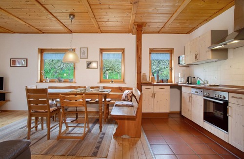 Burgweiler Apartment | Apartment 'Schneckenhaus' with Shared Garden, Balcony and Wi-Fi