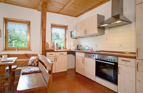 Burgweiler Apartment | Apartment 'Schneckenhaus' with Shared Garden, Balcony and Wi-Fi