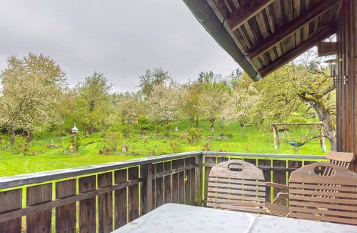 Burgweiler Apartment | Apartment 'Schneckenhaus' with Shared Garden, Balcony and Wi-Fi