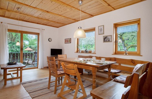 Burgweiler Apartment | Apartment 'Schneckenhaus' with Shared Garden, Balcony and Wi-Fi