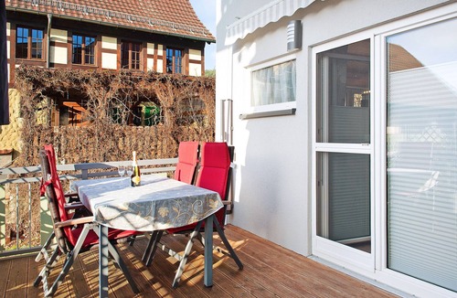 Espasingen Apartment | Apartment 'Schönfeld' with Private Terrace and Wi-Fi