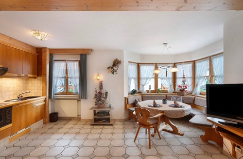 Mittenwald Apartment | Apartment 'Silberdistel Nr 3' with Mountain View, Shared Garden and Wi-Fi