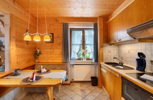 Mittenwald Apartment | Apartment 'Silberdistel Nr 3' with Mountain View, Shared Garden and Wi-Fi