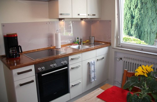 Ailingen Apartment | Apartment 'Sonnenblume' with Private Garden and Wi-Fi