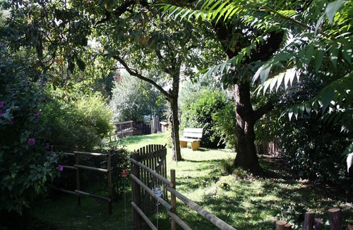 Ailingen Apartment | Apartment 'Sonnenblume' with Private Garden and Wi-Fi