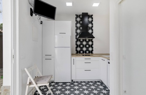 Brena y Marismas de Barbate Natural Park Apartment | Apartment 'Suite 7 In Natural Park' with Shared Pool, Wi-Fi and Air Conditioning