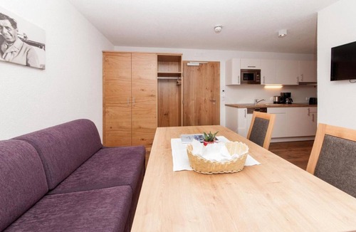 Pettneu am Arlberg Apartment | Apartment 'Top 4 Riffler' with Mountain View, Private Garden and Wi-Fi