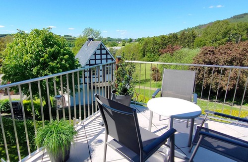 Holthausen Apartment | Apartment 'Wahl' with Mountain View, Balcony and Wi-Fi
