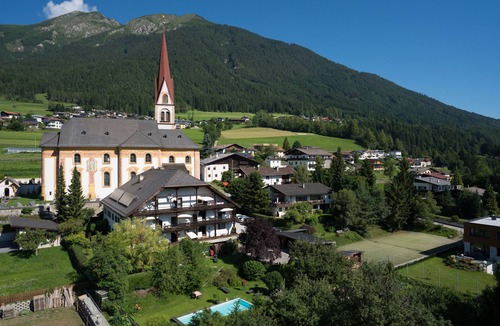 Telfes im Stubai Apartment | Apartment with terrace & SWIMMING POOL, pets allowed, mountain railways for free