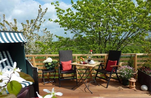 Wesselburen Apartment | Apartment 'Wunschgarten' with Private Terrace, Shared Garden and Wi-Fi