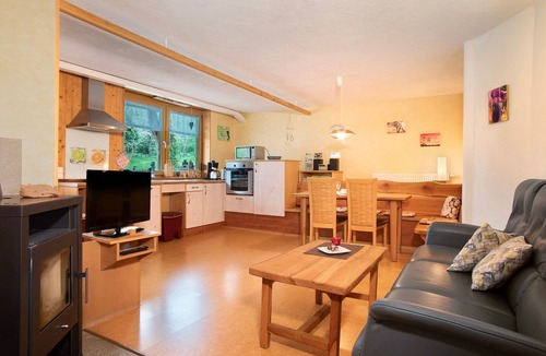 Waldbeuren Apartment | Apartment 'Zur Igelwiese' with Private Terrace, Shared Garden and Wi-Fi