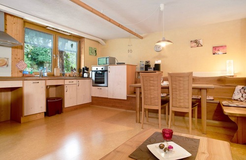 Waldbeuren Apartment | Apartment 'Zur Igelwiese' with Private Terrace, Shared Garden and Wi-Fi
