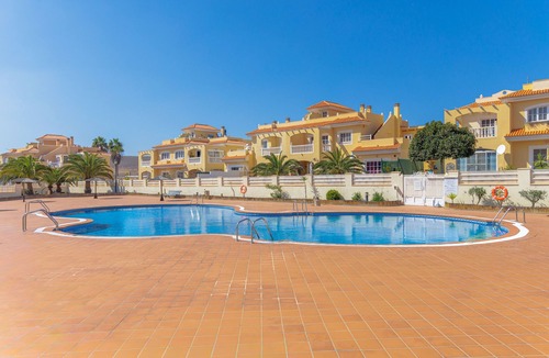 Costa de Antigua House | Ares Home: relax by the golf course with garden, BBQ, pool & Wi-Fi