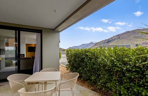 Arthur's Point Apartment | Aroha Apartment at the base of Coronet Peak