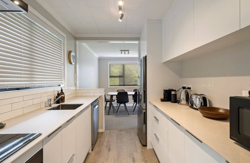 Arrowtown House | Arrowtown Charm is a cosy retreat blending rustic character and modern comfort in the heart of town.