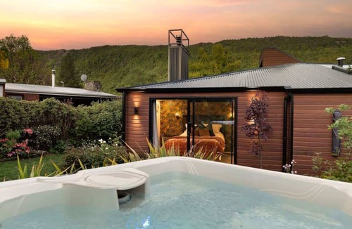 Arrowtown House | Arrowtown Luxury Escape with Hot Tub & BBQ