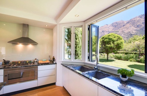 Arthur's Point House | Art on Point | Peaceful & Spacious | Shotover Canyon