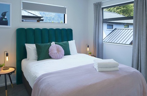 Arthur's Point House | Arthur’s Point Retreat with Hot Tub