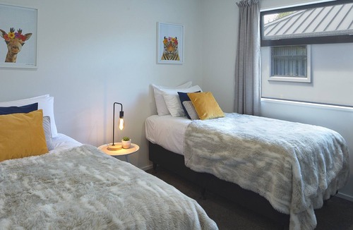 Arthur's Point House | Arthur’s Point Retreat with Hot Tub