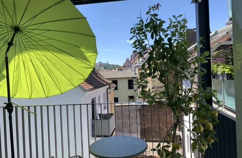 Wurzburg City Centre Apartment | Artist apartment in the city center of Würzburg with a view of the fortress