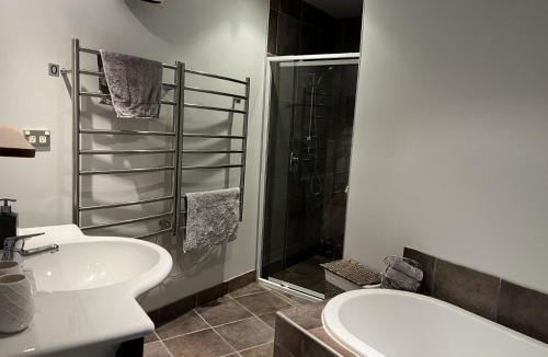 Fernhill House | Aspen View - Queen