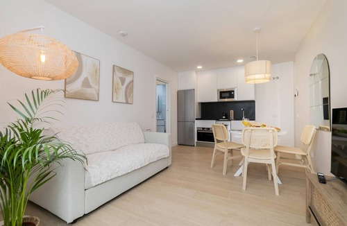 Carabanchel Apartment | Aurora Stays by Charming IX, Apartment for 2 with free parking