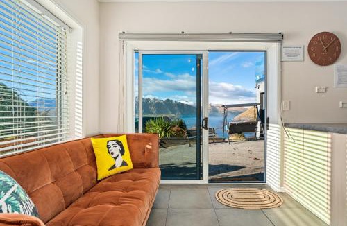 Fernhill House | Awesomely Lakeview Queenstown Home