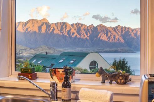 Fernhill House | Awesomely Lakeview Queenstown Home