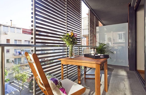 Sant Gervasi Apartment | Barcelona's Center Business Apartment with Balcony
