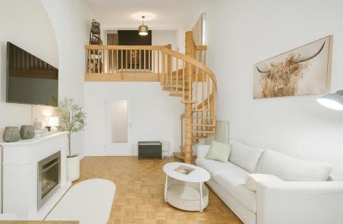 Waldkirchen Apartment | Bayerischer Wald Hideaway, nähe Passau, Garten, Kamin, Galerie,